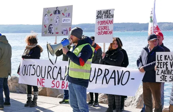 Sindikalist v družbi Istrabenz Turizem Andrej Grahor na nedavnem protestu sobaric iz družbe Sava Turizem,  ki so jih 
1. marca prenesli na zunanjega izvajalca.    