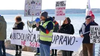 Sindikalist v družbi Istrabenz Turizem Andrej Grahor na nedavnem protestu sobaric iz družbe Sava Turizem,  ki so jih 
1. marca prenesli na zunanjega izvajalca.    