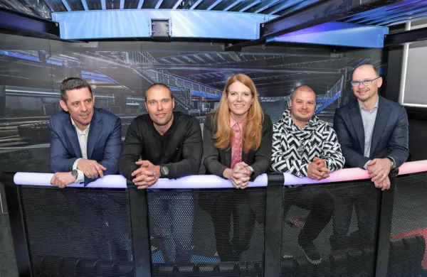 Prva moža podjetja Ensol 360 Jernej Ćopi (levo) in Massimo 
Makovac (desno) z najnovejšimi kadrovskimi okrepitvami, (z leve) 
Nikom Steglom, Laro Jerman in Tadejem Paravanom