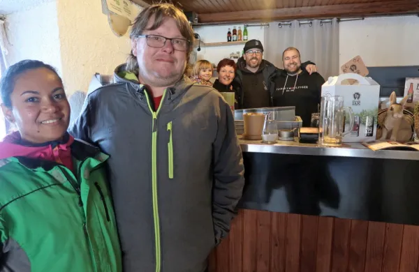 Nova lastnika zaprte gostilne Victoria Garcia in Iztok Kržišnik (spredaj) 
sta ob njeni kratkotrajni oživitvi delila veselje s pobudniki  - Martino 
Čuk, Jožetom Podobnikom in Dejanom Levpuščkom.