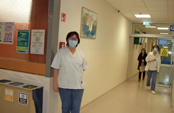 Nujna razširitev radiološkega oddelka se bo začela na drugi strani 
istega hodnika (na fotografiji v levo smer), kjer se ta oddelek zdaj 
začne ...   
