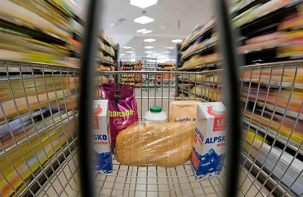 Potrošniki “skrčflacijo” najbolj opažajo pri prehranskih izdelkih, kot so pekovski izdelki, instant vitaminski praški, čokolade, margarine 
in podobno.