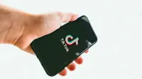 Zaradi negativne pozornosti in priprave zakona TikTok po vsem 
svetu že več mesecev izvaja intenzivno promocijsko kampanjo.