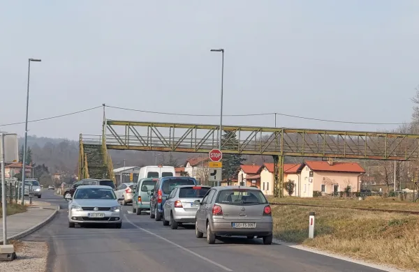 Zaradi obnove  nadvoza čez železnico je zaprta glavna  cesta v Volčji 
Dragi,  obvoz je urejen po lokalni cesti, kjer je  ob prometnih  
konicah gneča. 