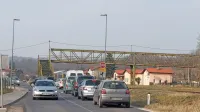 Zaradi obnove  nadvoza čez železnico je zaprta glavna  cesta v Volčji 
Dragi,  obvoz je urejen po lokalni cesti, kjer je  ob prometnih  
konicah gneča. 