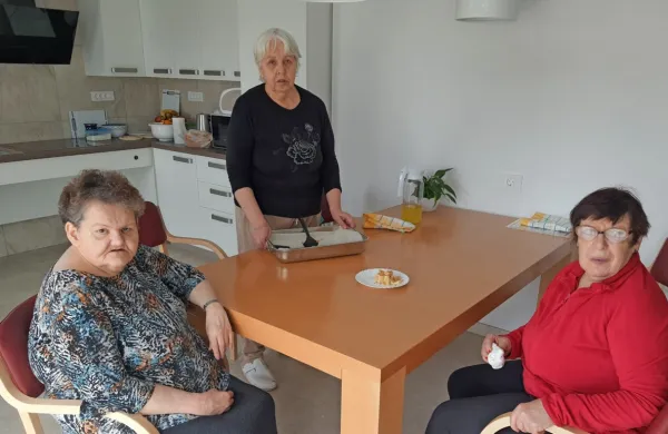 Polona, Meira in Marija so s skupnimi močmi pripravile jabolčni 
zavitek in nam z njim tudi postregle.