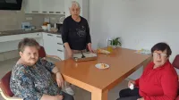 Polona, Meira in Marija so s skupnimi močmi pripravile jabolčni 
zavitek in nam z njim tudi postregle.