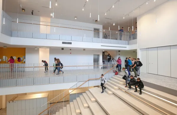 Svetlo šolsko stopnišče bo po potrebi amfiteater ob različnih dogodkih in šolskih prireditvah.