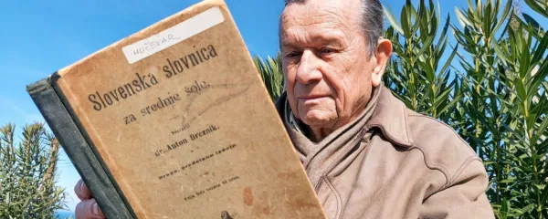 “Slovenska slovnica je sem pa tja kar težka, to bo držalo. Ampak 
težka je zato, ker hoče biti popolna. A to ni lahko!” pravi profesor 
Jože Hočevar.