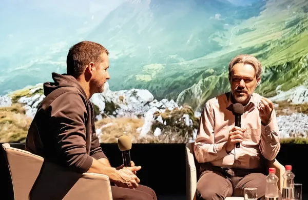 Transverzalo, potopisni roman in vodnik je Jakob J. Kenda (desno) 
predstavil na  Potohodcih v Kulturnem domu Nova Gorica.