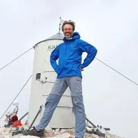 Jakob J. Kenda je prevajalec, doktor literarnih ved, kulturni 
menedžer, pisatelj in strasten pohodnik.