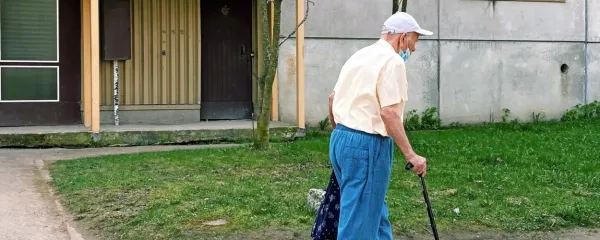 Uradna statistika med revne prišteva okrog 100.000 upokojenih, a 
žal prav toliko zaposlenih in njihovih otrok. Lani je pod pragom 
revščine živelo 251.000 državljanov.