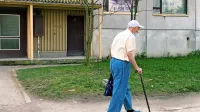 Uradna statistika med revne prišteva okrog 100.000 upokojenih, a 
žal prav toliko zaposlenih in njihovih otrok. Lani je pod pragom 
revščine živelo 251.000 državljanov.