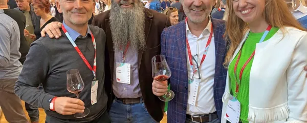 Dobro vzdušje  na zagrebškem Vinartu (z leve): vinarji Matjaž 
Lemut (Tilia), Jean Michel Morel (Kabaj) in Moreno Coronica ter 
promotorka Tonja Blatnik. 