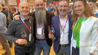 Dobro vzdušje  na zagrebškem Vinartu (z leve): vinarji Matjaž 
Lemut (Tilia), Jean Michel Morel (Kabaj) in Moreno Coronica ter 
promotorka Tonja Blatnik. 