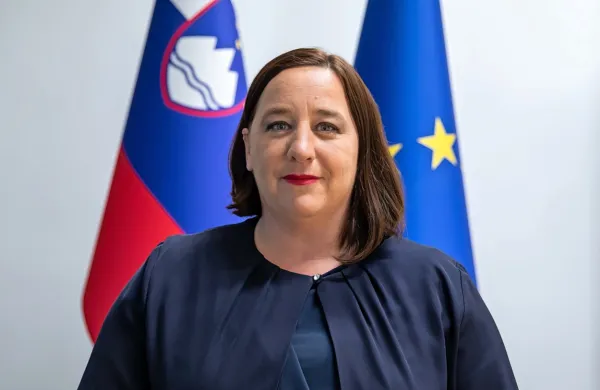Vesna Humar, državna sekretarka in občinska svetnica:  “Še vedno 
mislim enako kot ob kandidaturi, da moje delo na področju 
odnosov s Slovenci v zamejstvu in po svetu ni v nobenem konfliktu 
interesov in ni nobenega tveganja korupcije, če hkrati opravljam 
tudi delo občinske svetnice.”