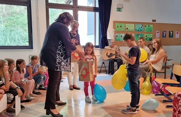 Otroci v OŠ Podbrdo se še posebej prijetno in slovesno počutijo ob 
prvem šolskem dnevu.