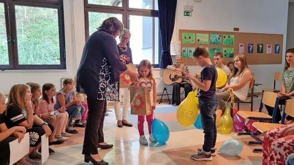 Otroci v OŠ Podbrdo se še posebej prijetno in slovesno počutijo ob 
prvem šolskem dnevu.