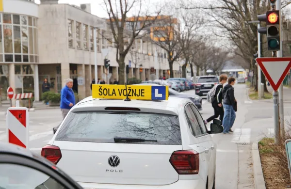 Kdor hitro opravi izpit, plača denimo tisoč evrov, mimogrede pa 
znese tudi do 2000  ali več.