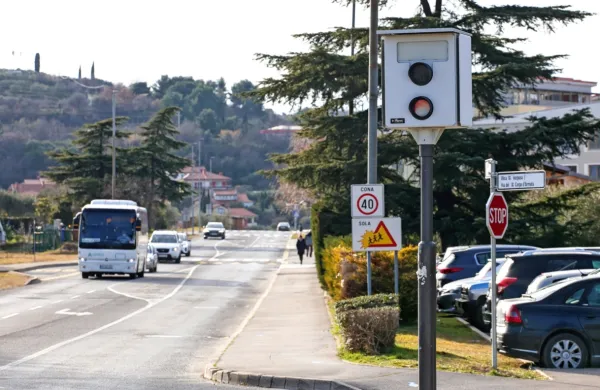 Radarsko ohišje je tudi ob Južni cesti v bližini OŠ Livade.