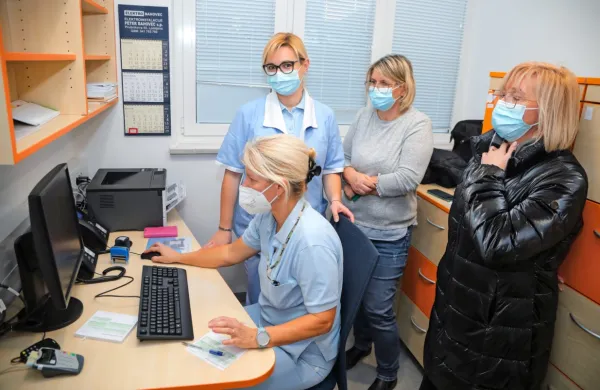 V koprskem ZD je ambulanta za ljudi brez izbranega osebnega 
zdravnika svoja vrata odprla 23. januarja, a vse do zdaj ne v njej ne 
v enaki ambulanti v Sežani ne beležijo   navala. 