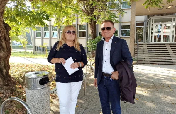  

Natašo  Fabris (levo)   zagovarja odvetnik Franci Matoz.

