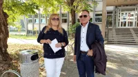  

Natašo  Fabris (levo)   zagovarja odvetnik Franci Matoz.

