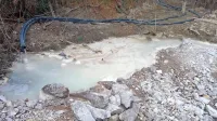 Voda, ki z gradbišč priteka v kanale, naj bi vsebovala škodljive 
snovi, kot so betonski prah, cementni prah, sulfati, alkalije in težke 
kovine.