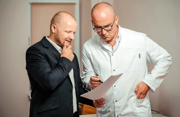 Osnovna plača zdravnika bo s spremembo kolektivne pogodbe za 
zdravnike in zobozdravnike  močno presegala plače vodilnih v 
javnih zdravstvenih zavodih.