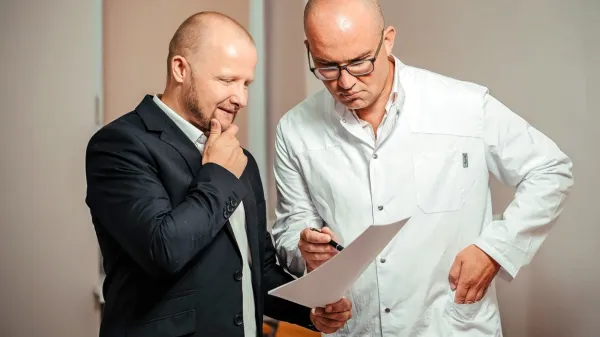 Osnovna plača zdravnika bo s spremembo kolektivne pogodbe za 
zdravnike in zobozdravnike  močno presegala plače vodilnih v 
javnih zdravstvenih zavodih.