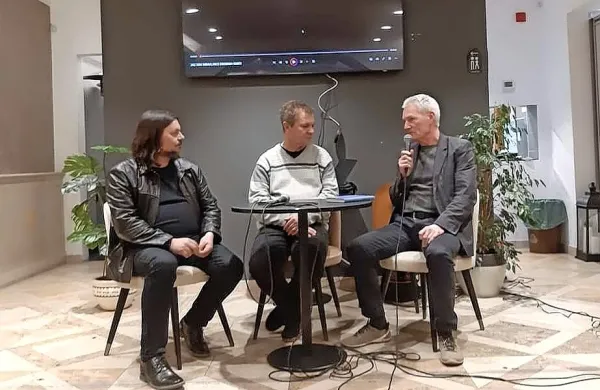 Film in knjigo so predstavili (z leve): režiser Jože Glažar, scenarist, 
pesnik in pisatelj Štefan Kardoš in urednik ter literarni zgodovinar 
Franci Just. 