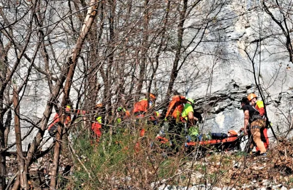 Gorski reševalci so mladega plezalca v nedeljo imobilizirali, dali na 
nosila, ga z vrvno tehniko spustili do prve dostopne pešpoti in ga 
nato prenesli do reševalnega vozila.  