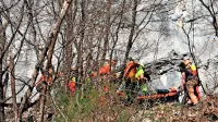 Gorski reševalci so mladega plezalca v nedeljo imobilizirali, dali na 
nosila, ga z vrvno tehniko spustili do prve dostopne pešpoti in ga 
nato prenesli do reševalnega vozila.  