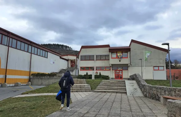 Osnovna Šola Antona Žnideršiča bo poleg stare zgradbe zdravstvenega doma prvič po 40 letih deležna 
temeljite energetske obnove. 