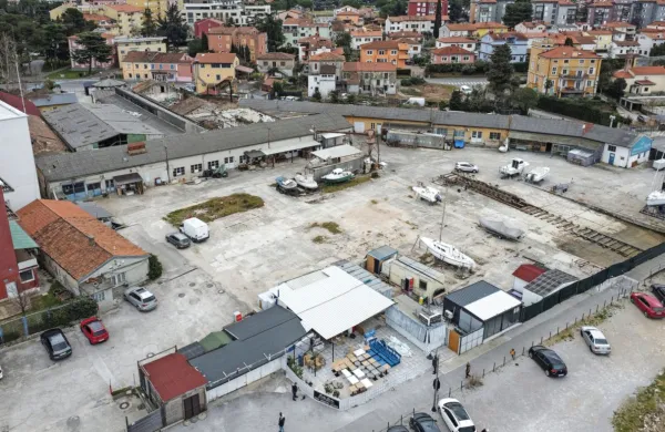  Istrski kulturni center  naj bi zrasel, kjer so hale nekdanje Male opreme v ozadju fotografije  in na območju  
Ribe v ospredju,    ki pa  ni v lasti občine.