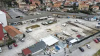  Istrski kulturni center  naj bi zrasel, kjer so hale nekdanje Male opreme v ozadju fotografije  in na območju  
Ribe v ospredju,    ki pa  ni v lasti občine.