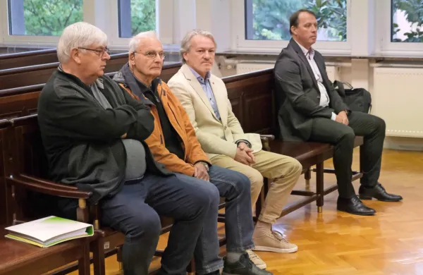 Marjan Orel, Vinko Jazbec (prvi in drugi z leve)  in Damjan Gril (prvi 
z desne) so danes podali svoje zagovore, Igor Zabret (drugi z 
desne) pa je krivdo pred dnevi priznal.



