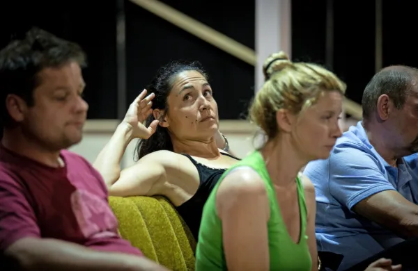 Docentka delavnic Spretno(ra)sti, igralka Urška Bradaškja (v sredini), je ena od 
protagonistk uspešnice SSG Čudovita.