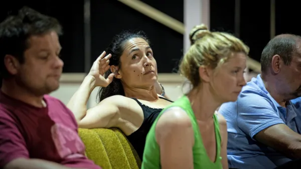Docentka delavnic Spretno(ra)sti, igralka Urška Bradaškja (v sredini), je ena od 
protagonistk uspešnice SSG Čudovita.