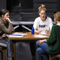 Igralki Anuša Kodelja in Ivana Percan Kodarin z režiserko Mašo 
Pelko