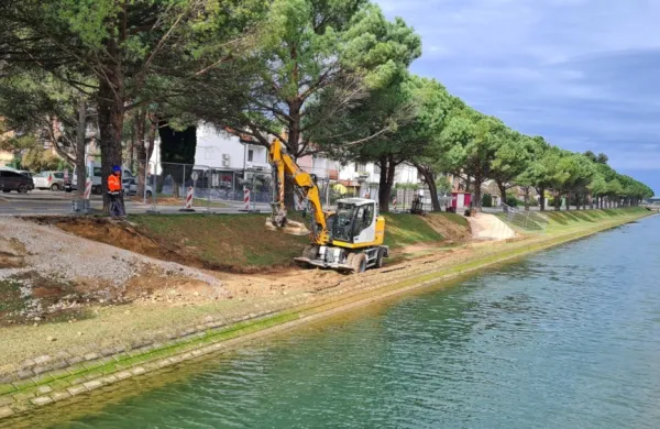 Zaradi del ob Badaševici začasno velja popolna zapora prometa na pločniku in kolesarski stezi ob 
Tomšičevi ulici.