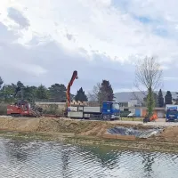Po strugi Badaševice ob nekdanji Tomosovi testni stezi potekajo 
gradbena dela za  kabelsko kanalizacijo.
