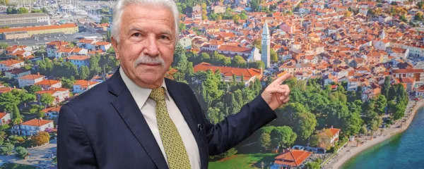 Milan Bogatič pred ogromno fotografijo Izole, ki krasi eno od sten v občinski upravi    