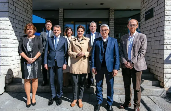 V Luki Koper so z ministroma odprli  ključna vprašanja, zlasti  glede 
naložb v posodobitev slovenskega železniškega omrežja, ki je 
osnovni pogoj za razvoj pristanišča.