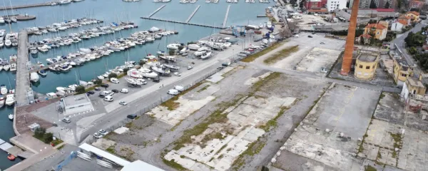  Pogled na Izolo iz južne  smeri: v  oči  zbode nekdanje dvorišče 
tovarne Argo, v kateri so   v drugi polovici sedemdesetih let 
prejšnjega stoletja opustili proizvodnjo ribjih izdelkov, prešli pod 
Drogo Portorož  ter  do leta 2001  proizvajali jušne koncentrate in  
zelenjavne konzerve oziroma  pražili kavo. Investicijsko zemljišče, 
ki je na prodaj za 8,86 milijona evrov,   je bilo sprva veliko 2,3 
hektarja,  zdaj je dva.