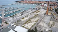  Pogled na Izolo iz južne  smeri: v  oči  zbode nekdanje dvorišče 
tovarne Argo, v kateri so   v drugi polovici sedemdesetih let 
prejšnjega stoletja opustili proizvodnjo ribjih izdelkov, prešli pod 
Drogo Portorož  ter  do leta 2001  proizvajali jušne koncentrate in  
zelenjavne konzerve oziroma  pražili kavo. Investicijsko zemljišče, 
ki je na prodaj za 8,86 milijona evrov,   je bilo sprva veliko 2,3 
hektarja,  zdaj je dva.