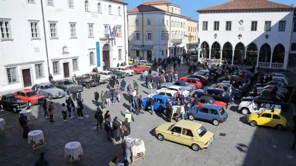 Dopoldan na Titovem trgu je minil v znamenju starodobnikov, 
okusnega bruncha in prebiranja Primorskih novic