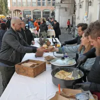 Iz loncev iz ponvic je dišalo po šmornu in omleti.