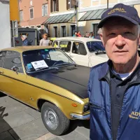 Predsednik Društva Adria Classic Koper Edi Glavič ob svojem oplu 
manti coupe  iz leta 1971.