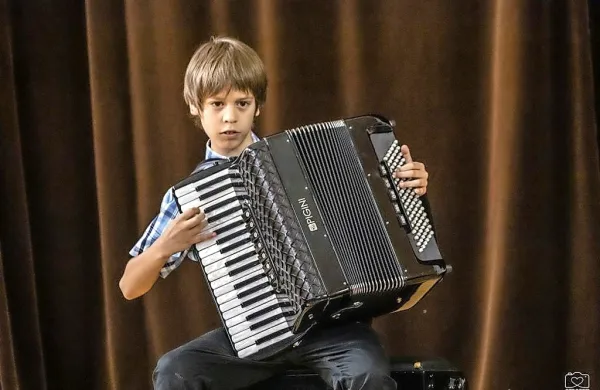 Tristan Cernatič se veseli zmage in posebnega priznanja, ki ju je 
osvojil na tekmovanju Temsig.